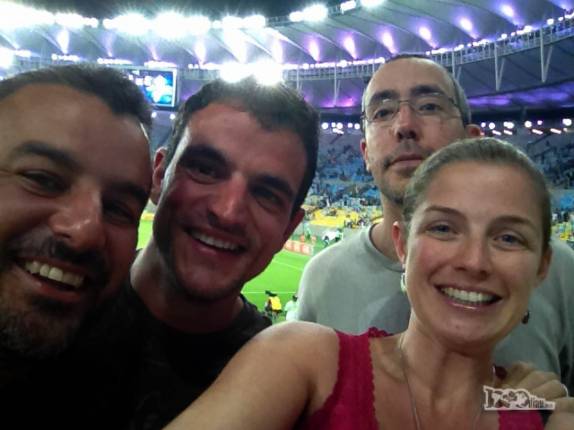Com o Álvaro e o Valentín, assistindo a jogo no Maracaná, no Rio de Janeiro